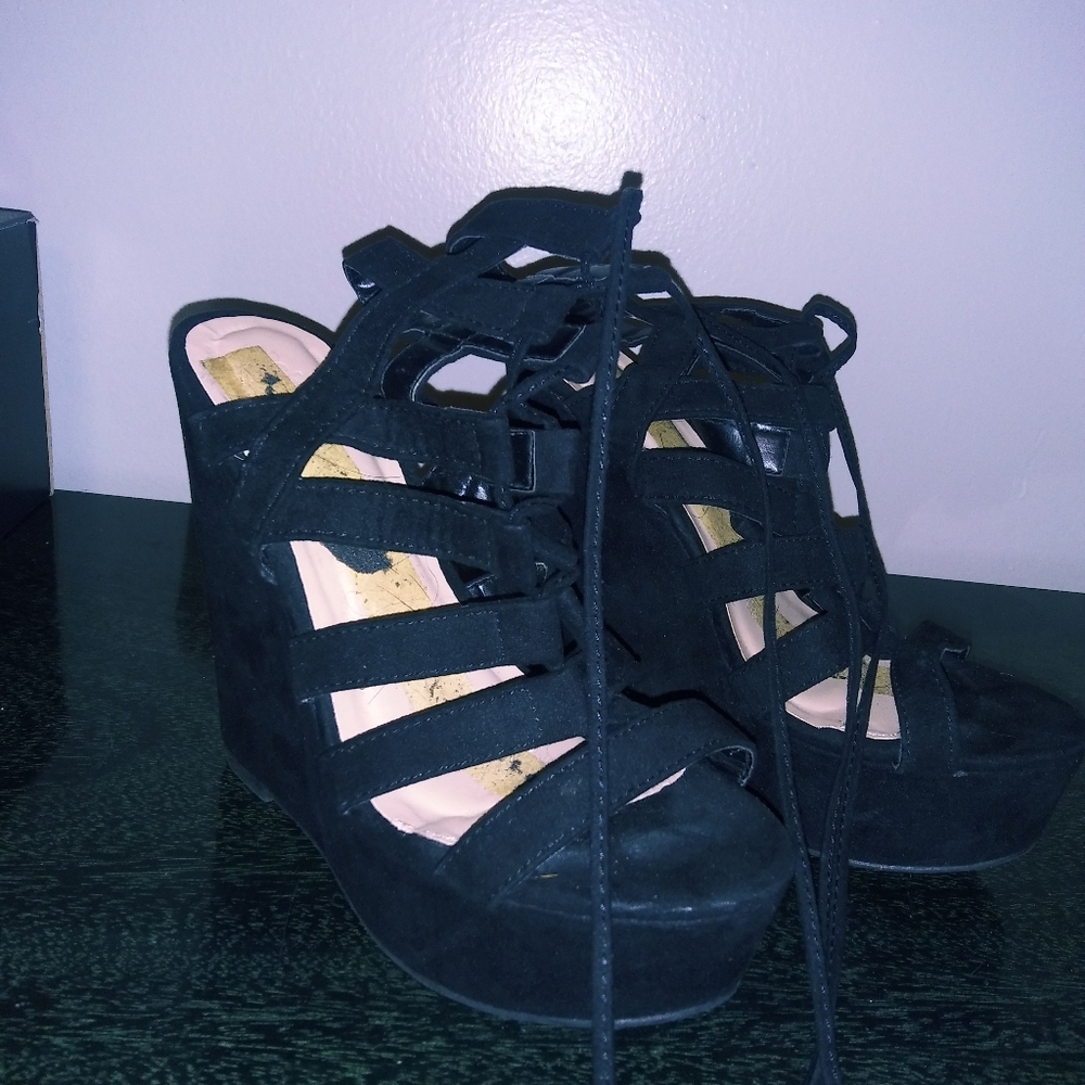 Black wedges